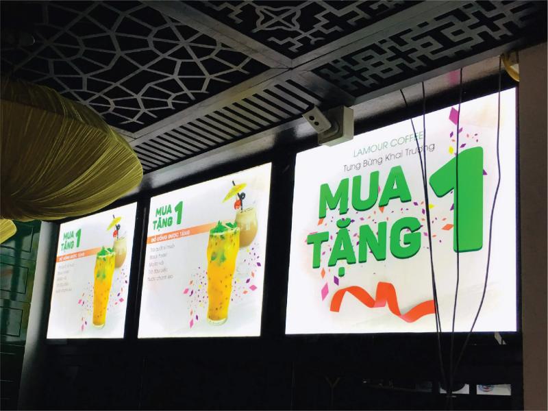 Những bức tranh điện siêu mỏng nắp bật được sử dụng trong không gian quán cafe, cho phép thay đổi nội dung quảng cáo nhanh chóng và linh hoạt