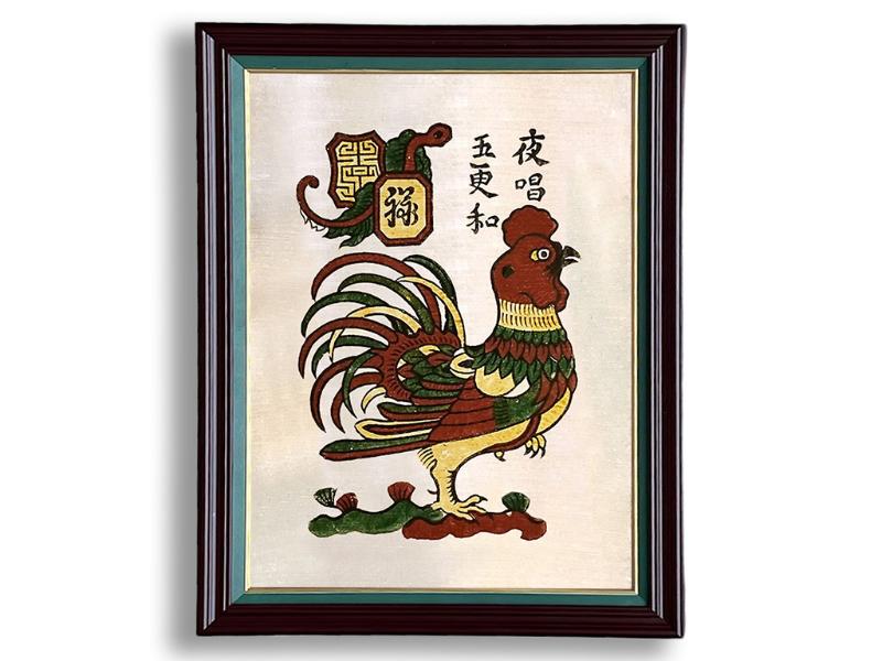 Bức tranh “Gà dạ xướng” được treo nhiều vào dịp Tết như một lời chúc năm mới đúng giờ, chăm chỉ, trung tín và may mắn.