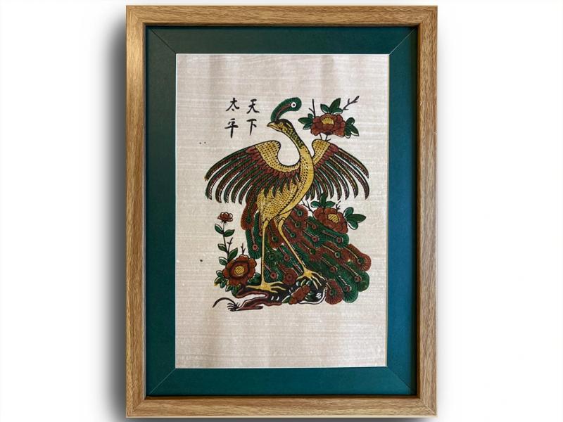 Tranh Đông Hồ truyền thống với hình ảnh chim công mộc mạc, thể hiện vẻ đẹp văn hóa và mong ước về sự no đủ.