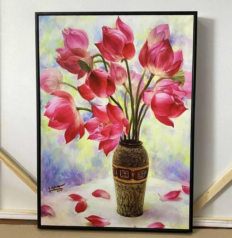 Bình Hoa Sen mang hàm ý sức sống mạnh mẽ, vươn lên mọi khó khăn