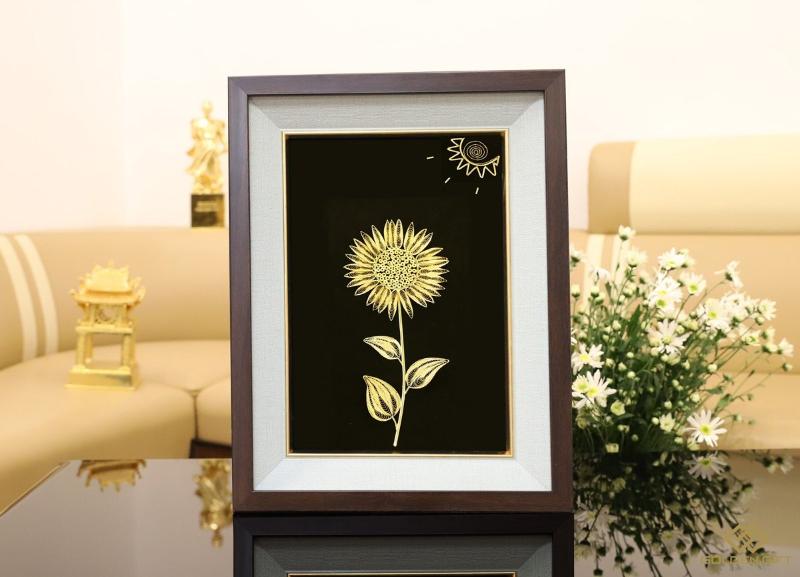 Tranh hoa hướng dương với sắc vàng rực rỡ tượng trưng cho sự tươi sáng và năng lượng tích cực.