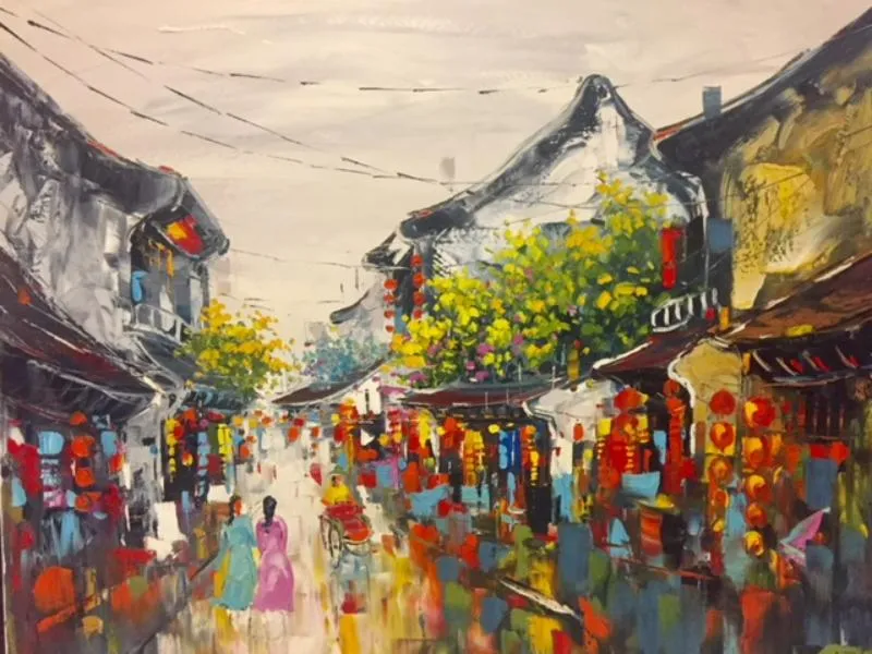 Bức tranh sơn dầu tái hiện một góc phố Hội An buổi tối với màu sắc sống động và ánh đèn lấp lánh