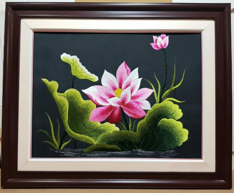 Tranh thêu tay hoa sen trang trí nội thất