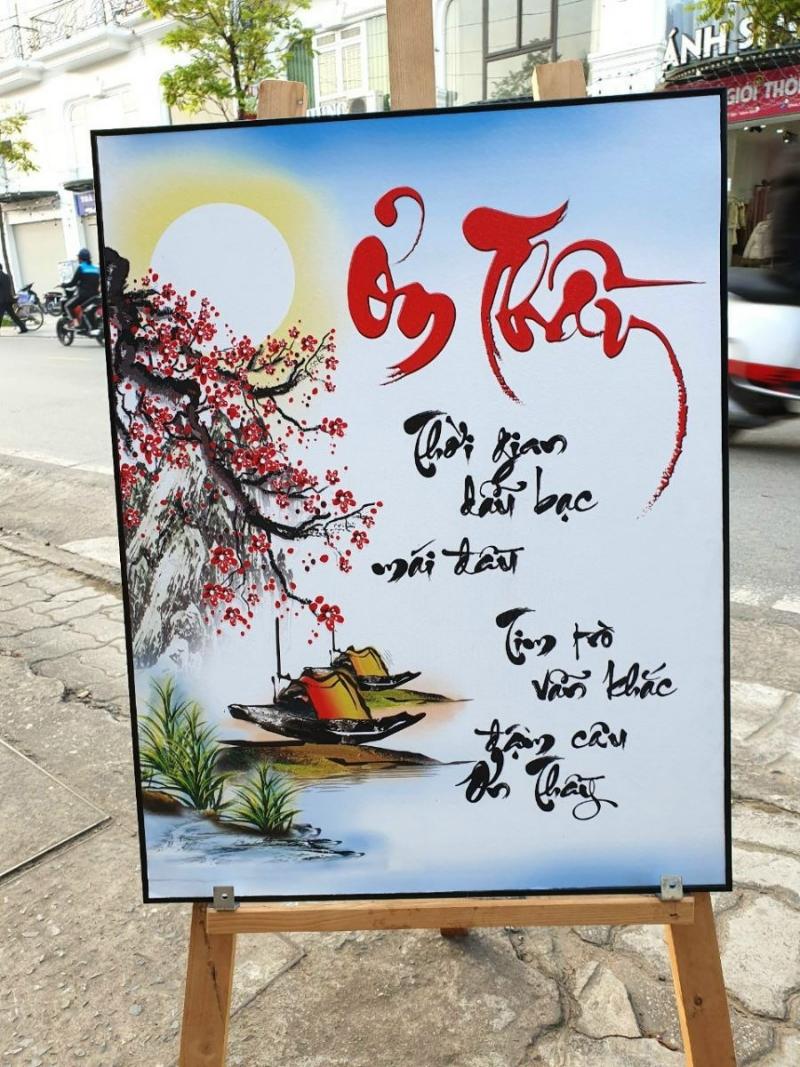 Tranh thư pháp với câu chữ ý nghĩa, thể hiện sự kính trọng dành cho thầy cô, là món quà trang trọng và bền lâu