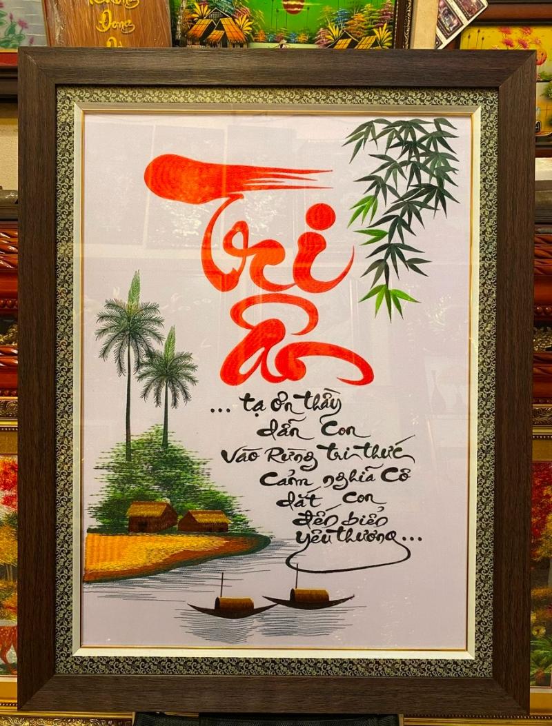 Tranh thư pháp với chữ "Tri Ân" và hình ảnh khung cảnh làng quê, mang đến cảm giác gần gũi và ấm áp