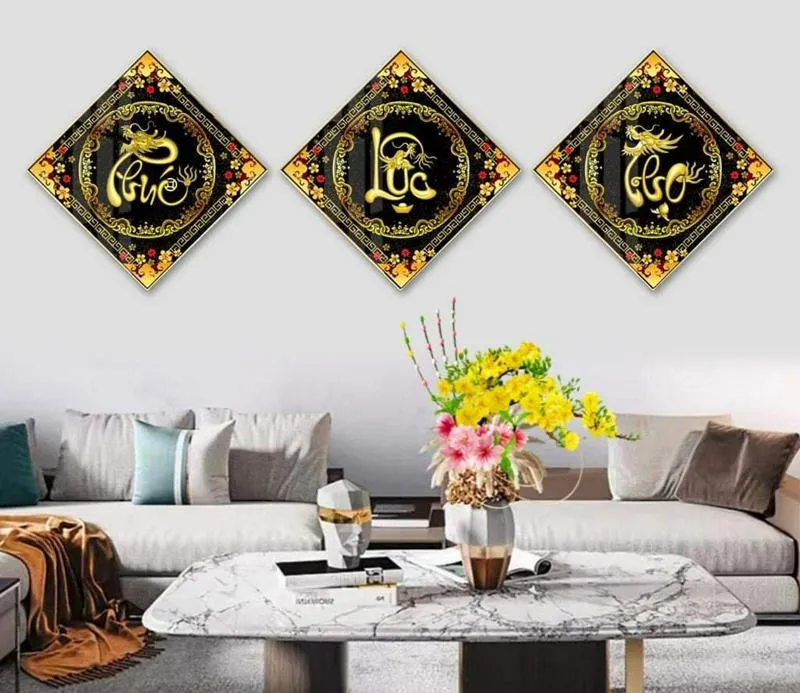 Treo tranh ở vị trí cao ráo, trang trọng