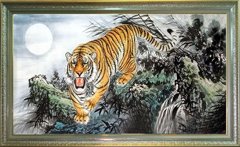 Tranh thú dữ, hình ảnh bạo lực: Mang sát khí mạnh, dễ tạo cảm giác sợ hãi và bất an, làm suy giảm năng lượng tích cực trong nhà.