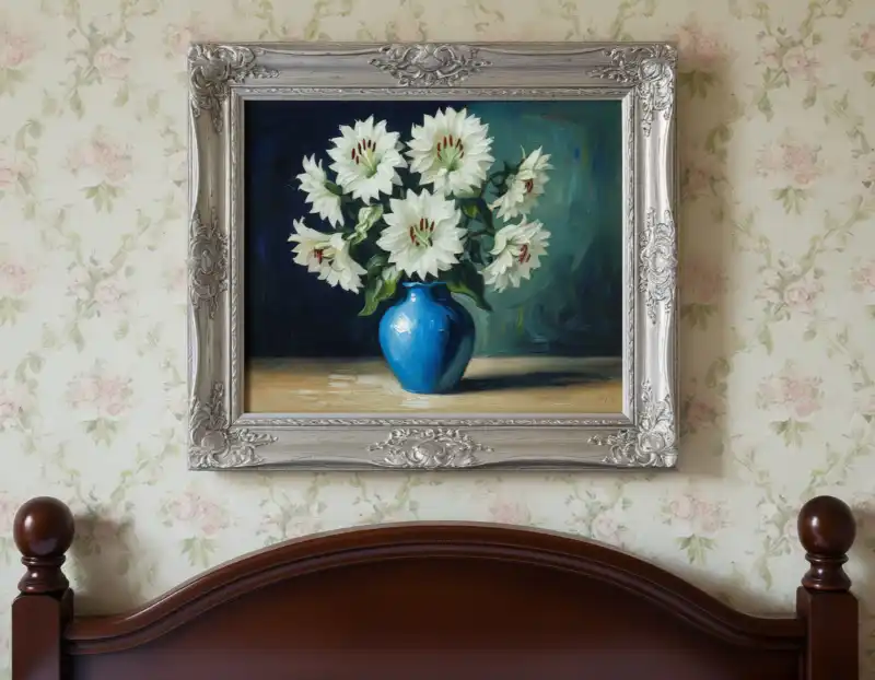 Tranh tĩnh vật bình hoa trắng trên tường hoa