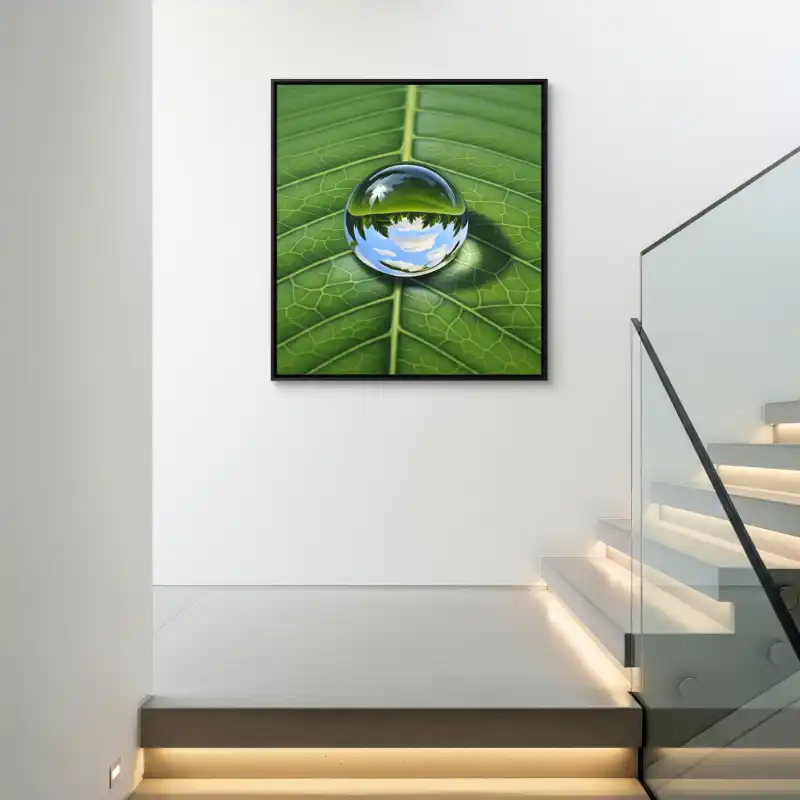 Tranh treo cầu thang giọt nước lá xanh cạnh cầu thang.