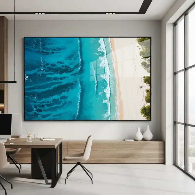 Tranh biển chụp từ trên cao bãi biển xanh và cát trắng.