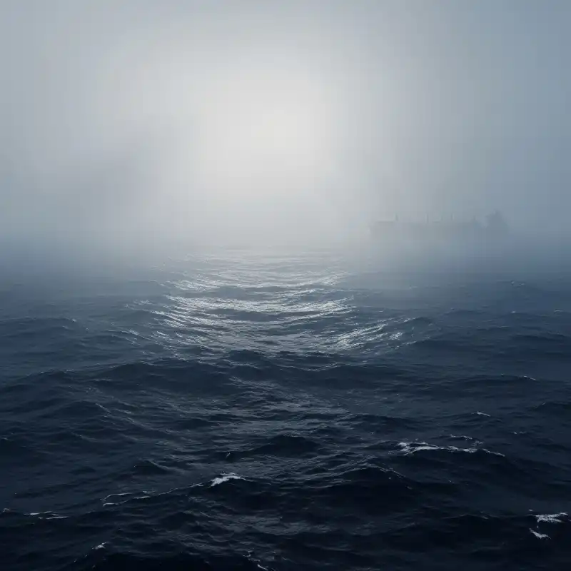 Tranh phong cảnh biển trong sương mù, tạo không gian tĩnh lặng và huyền ảo.