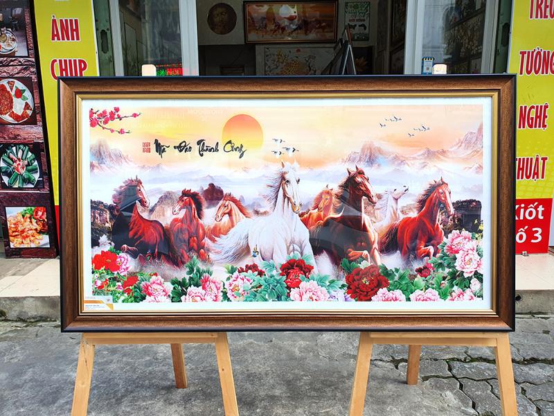 Treo tranh ở phòng khách giúp thu hút sinh khí, biểu trưng cho sự thành công và thịnh vượng của gia chủ