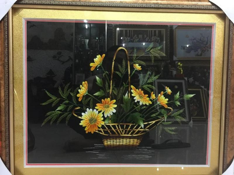 Tranh hoa cúc thêu tay thể hiện sự khéo léo, kiên nhẫn và tâm huyết của nghệ nhân