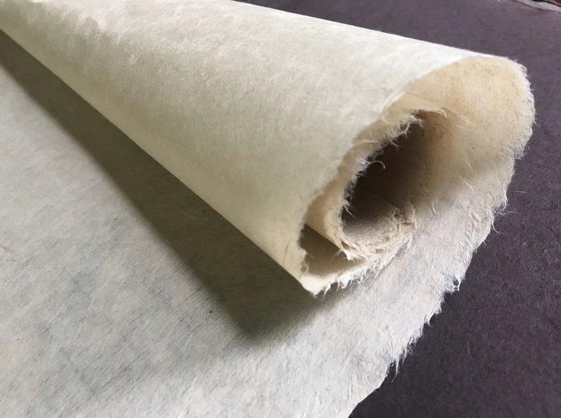 Giấy dó có độ bền cao, tạo cảm giác thô mộc, cổ điển cho tranh