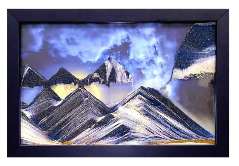 Tranh cát chảy lấp lánh mô phỏng khung cảnh núi non hùng vĩ dưới ánh trăng
