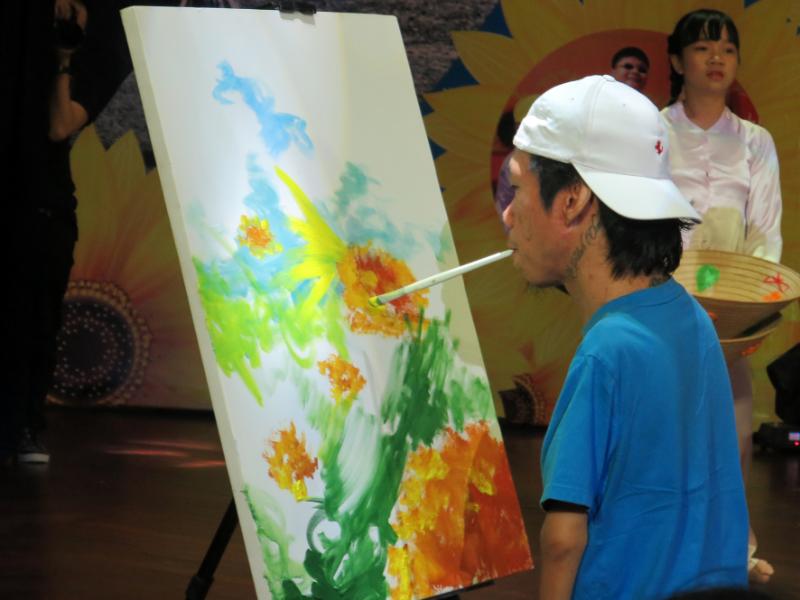 Họa sĩ vẽ về tranh hoa