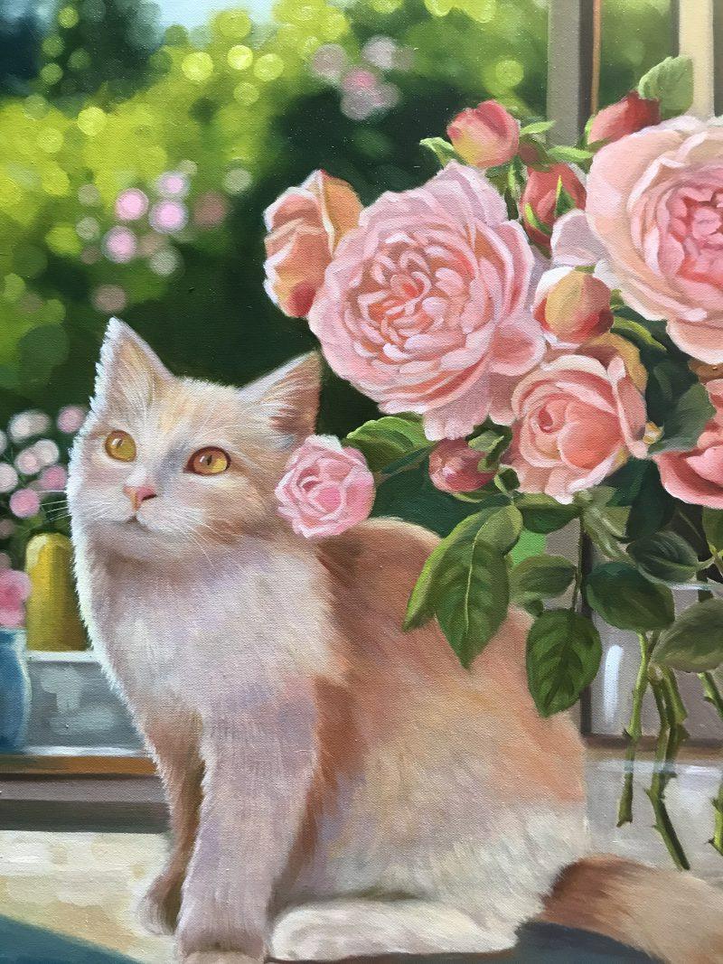 Một bức tranh nhẹ nhàng, tinh tế, miêu tả chú mèo ngồi cạnh những bông hoa hồng