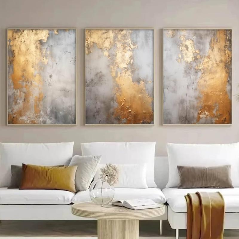 Bộ ba tranh trừu tượng với tông vàng và xám kim loại, mang đến vẻ đẹp hiện đại, phá cách cho phòng khách