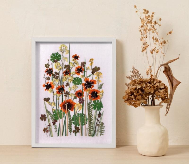 Sự kết hợp độc đáo của các loại hoa khô và lá cây tạo nên một tác phẩm nghệ thuật ấn tượng