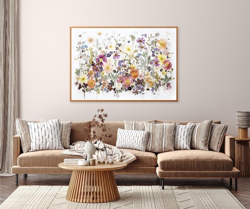 Bức tranh hoa khô khổ lớn mang thiên nhiên vào không gian phòng khách, tạo sự gần gũi và tinh tế