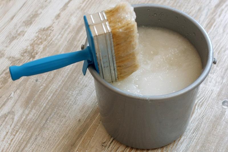 Pha keo dán đúng tỷ lệ là bước quan trọng để đảm bảo độ bám dính và độ bền cho tranh dán tường