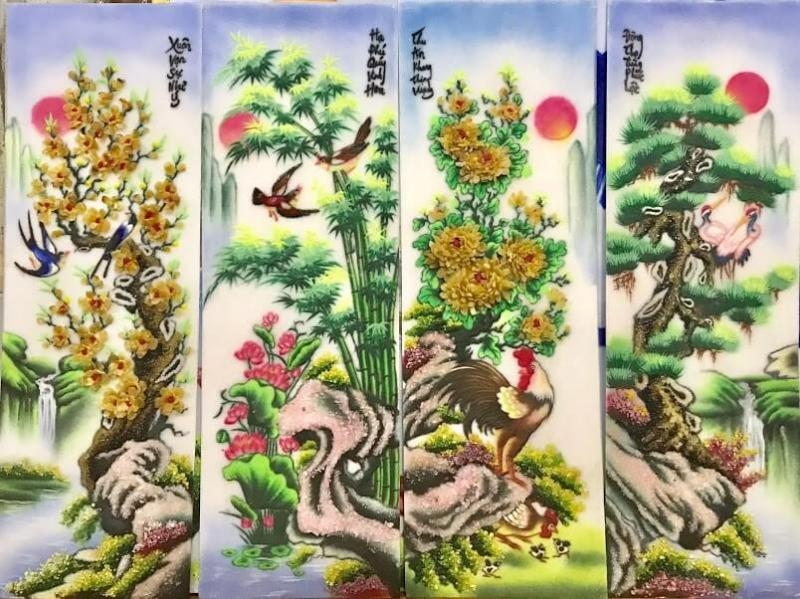 Treo tranh theo thứ tự “Cúc - Trúc - Cúc - Tùng” tạo cảm giác cân đối và sinh động cho không gian