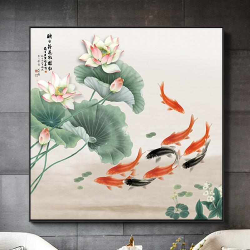 Tranh 8 con cá chép đỏ/đen bơi lượn với hoa sen biểu tượng cát tường, gắn với mong cầu của gia chủ về tài lộc, hạnh phúc