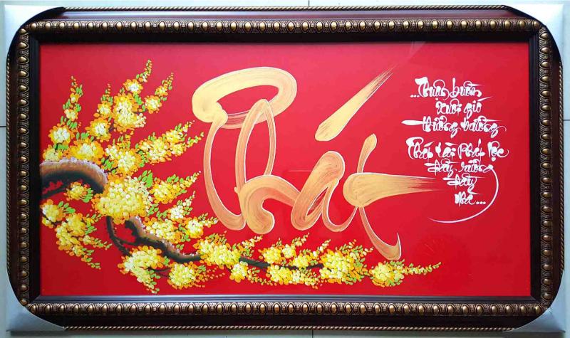 Tranh thư pháp "Phát" với cành hoa mai vàng trên nền đỏ rực rỡ, mang ý nghĩa chúc đạt được thành công, thịnh vượng trong nhà mới.