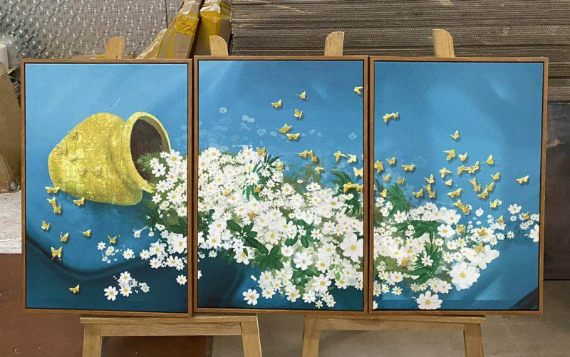 Tranh hoa cúc họa mi ghép tấm là sự kết hợp giữa vẻ đẹp thuần khiết của hoa họa mi và phong cách trang trí hiện đại, sang trọng