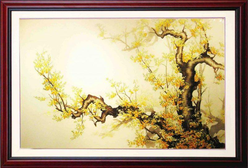 Tranh cây cảnh với hoa vàng trên nền trắng ngà, thể hiện sự sang trọng, thanh lịch và mang lại cảm giác ấm cúng, thư thái.