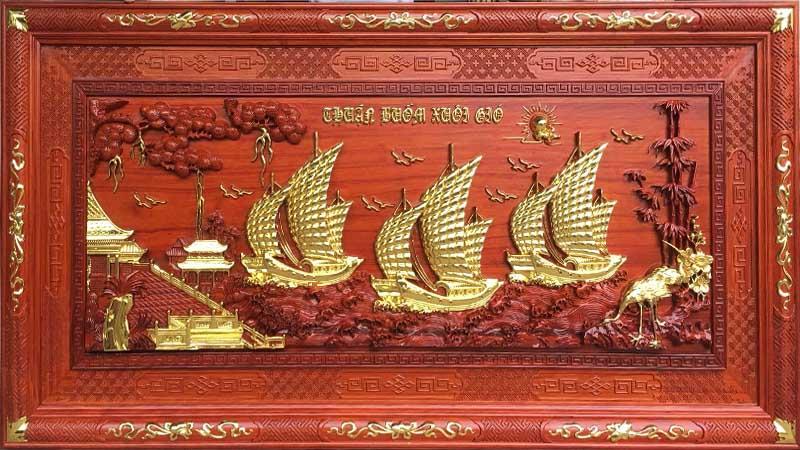 Tranh khắc gỗ "Thuận Buồm Xuôi Gió" mạ vàng trên nền đỏ, biểu tượng cho sự hanh thông, công việc thuận lợi và tài lộc dồi dào