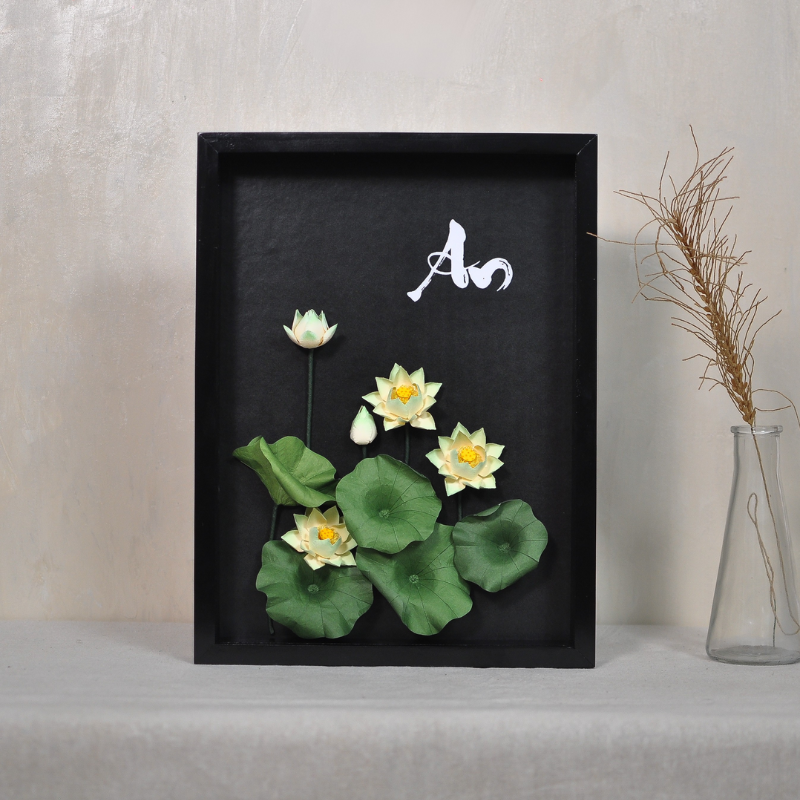 Treo tranh hoa giấy tại phòng khách giúp không gian thêm sinh động, sang trọng và ấm cúng