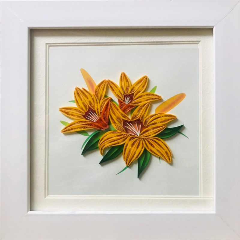 Tranh hoa giấy xoắn mô tả hoa loa kèn với màu vàng cam