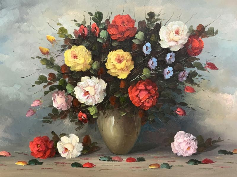 Bức tranh hoa hồng đỏ, vàng, trắng tạo thành một tổng thể hài hòa