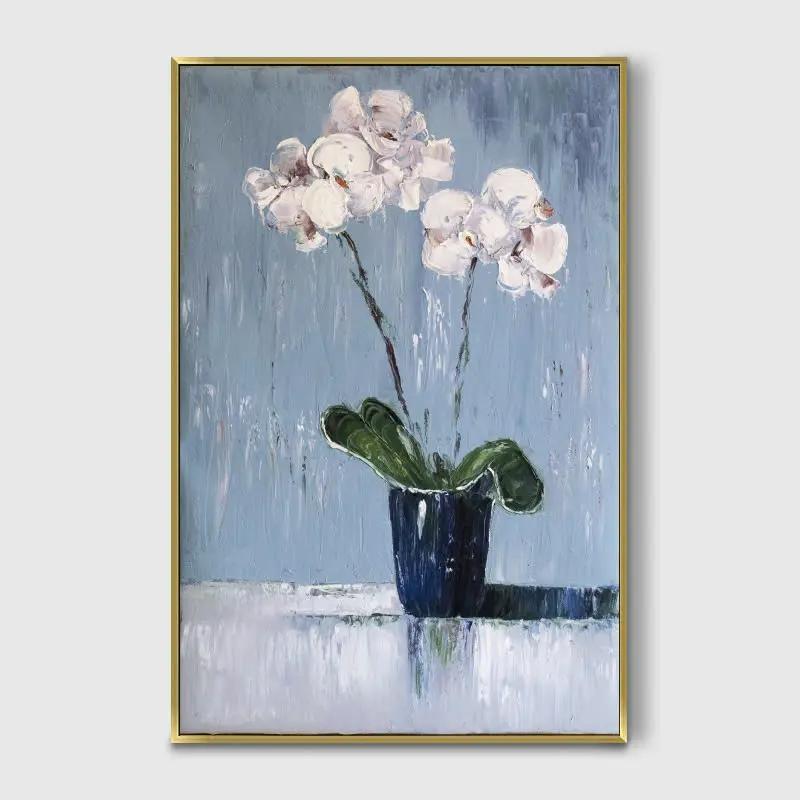 Tranh hoa lan trắng sơn dầu sử dụng bố cục tối giản mà hài hòa