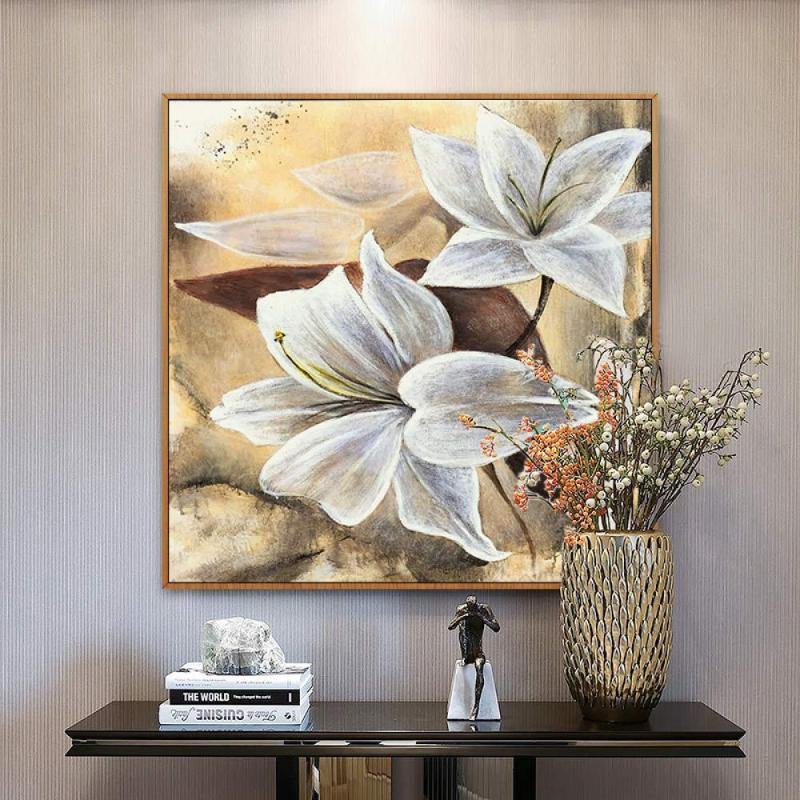 Tranh hoa ly trắng trên nền màu ấm, tôn lên vẻ đẹp sang trọng và cổ điển cho khu vực sảnh hoặc hành lang