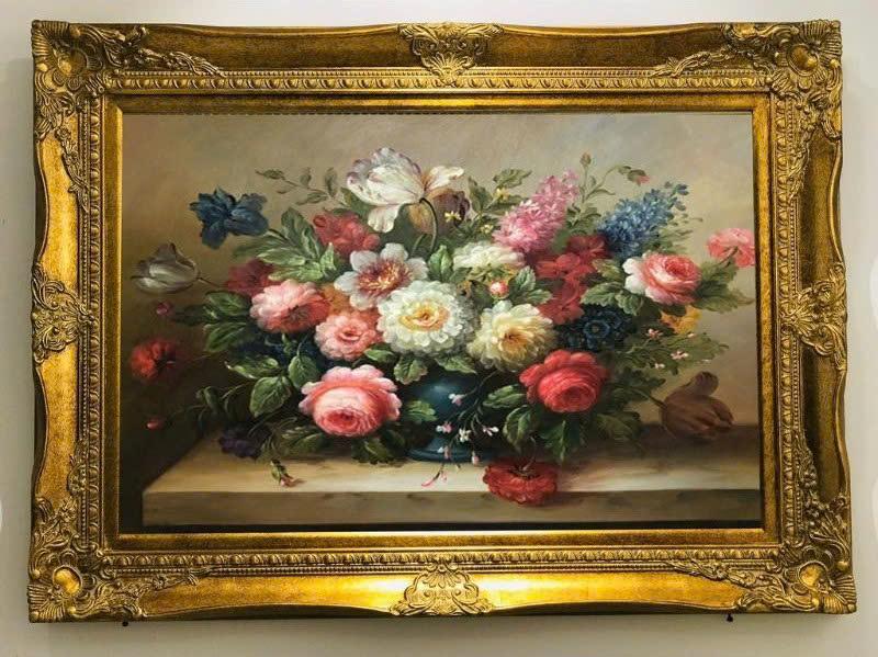 Tranh hoa còn được xem là vật phẩm phong thủy mang năng lượng tích cực giúp cân bằng sinh khí