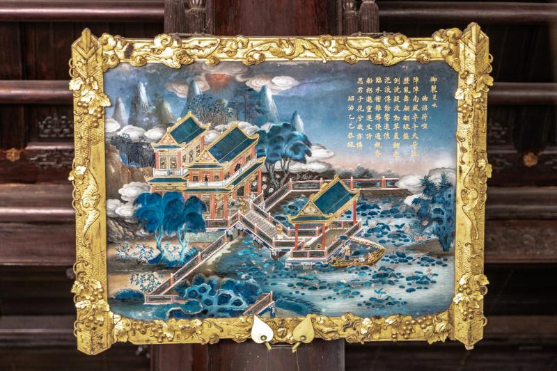 Tranh kính Huế có màu sắc thường rực rỡ, trong sáng, phối hợp hài hòa