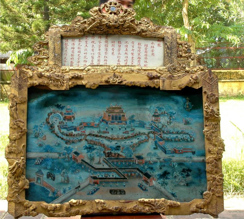 Tranh kính Huế mang ý nghĩa cầu bình an, tài lộc, phúc đức và hạnh phúc gia đình