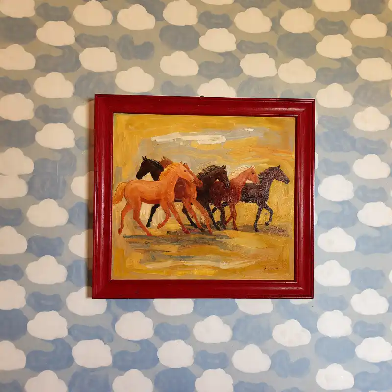 Ý nghĩa tranh Mã Đáo Thành Công cách treo thu hút tài lộc 44 Tranh Mã Đáo Thành Công đàn ngựa phi nước đại trong khung đỏ, biểu trưng ý chí kiên cường, tiến lên.