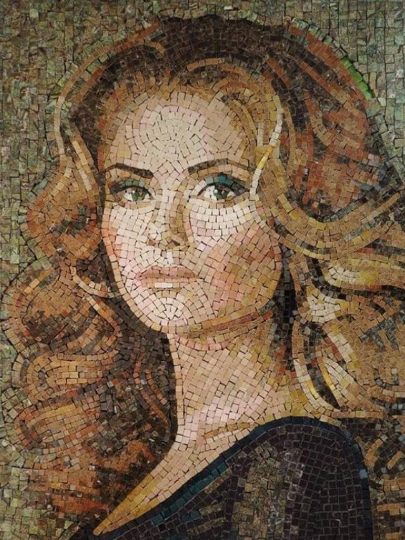 Tranh mosaic chân dung đòi hỏi kỹ thuật cao trong việc phối màu và cắt ghép để thể hiện đúng sắc độ