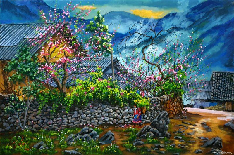 Cảnh sắc miền núi với hoa đào nở rộ và kiến trúc nhà đặc trưng