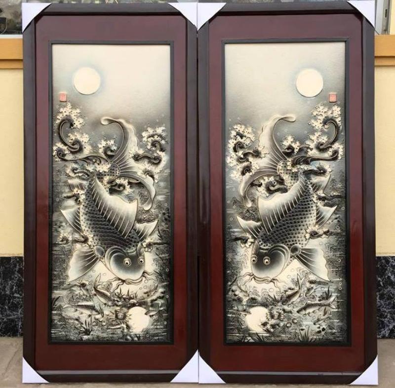 Nên đặt tranh cá chép đen ở hướng Bắc – cung Quan Lộc giúp sự nghiệp vững chắc, tài lộc chảy đều như dòng nước.