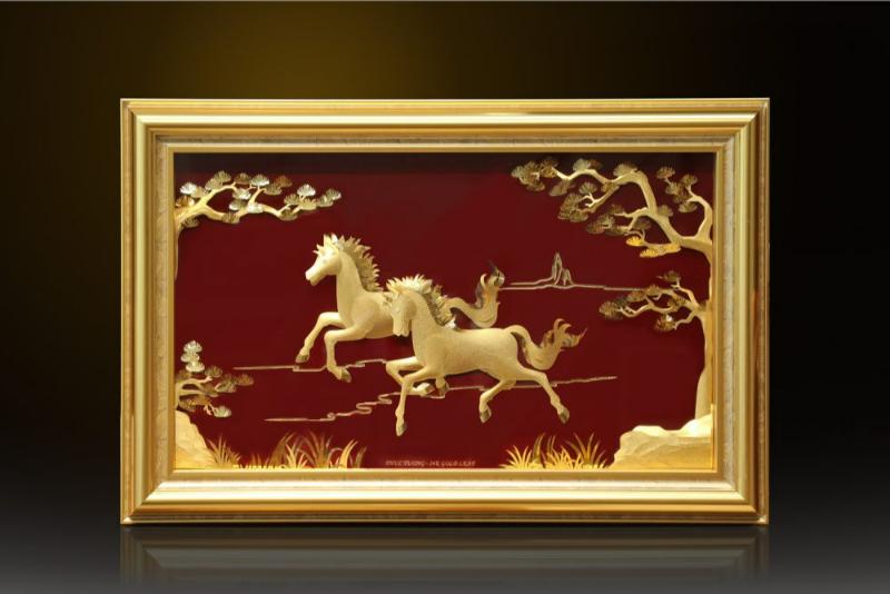 Tranh "Mã Đáo Thành Công" với hai chú ngựa phi nước đại trên nền đỏ, biểu tượng của sự thành công, thăng tiến và khát vọng vươn lên mạnh mẽ