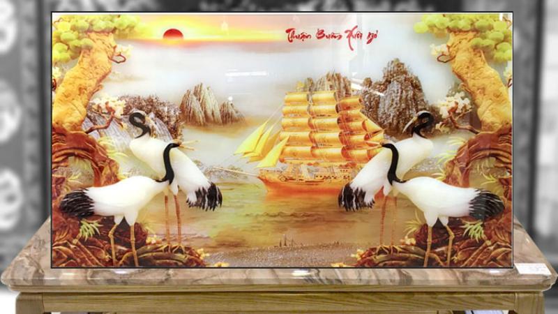 Tranh chim hạc kết hợp hình ảnh thuyền "Thuận Buồm Xuôi Gió" trên biển, mang ý nghĩa kép về sự trường thọ, bình an và công danh thuận lợi