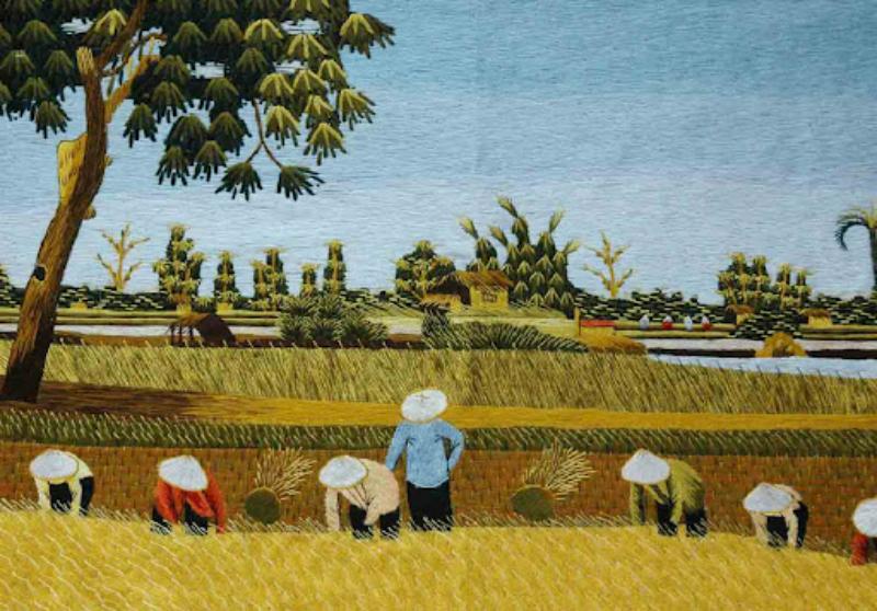 Tranh thêu tay sử dụng kỹ thuật thêu nối đầu, thêu sa hạt, thêu lướt ván, thêu đâm xôi