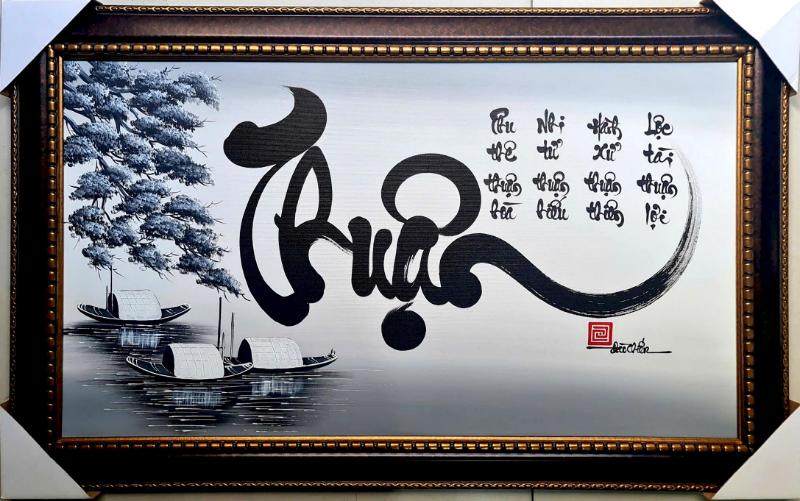 Tranh thư pháp "Phúc" trên nền trắng xám cùng hình ảnh thuyền buồm nhẹ nhàng, tượng trưng cho phúc lộc dồi dào và cuộc sống bình an, êm đềm