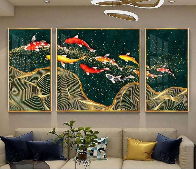 Tranh cá chép tráng gương mang vẻ đẹp nghệ thuật và giá trị thẩm mỹ cao, phù hợp với nhiều phong cách nội thất