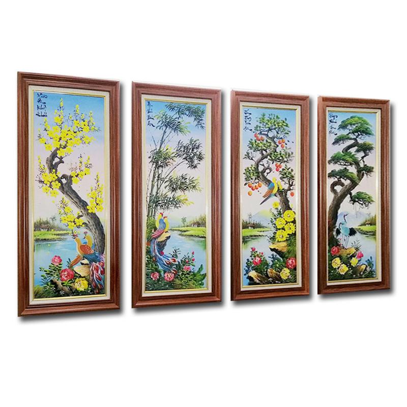 Tranh Tùng Cúc Trúc Mai với khung gỗ truyền thống phù hợp với không gian thờ cúng hoặc phòng khách trang nghiêm