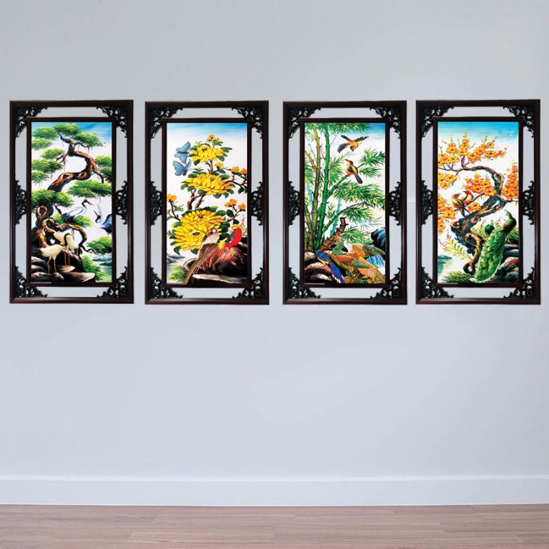 Kích thước tranh Tứ Quý nên chiếm khoảng 0,5–0,6 chiều dài tường để đảm bảo sự hài hòa và cân đối cho không gian